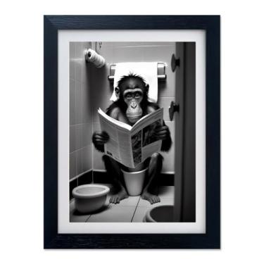 Imagem de Tela de banheiro emoldurada arte de parede macaco no vaso sanitário impressão pintura animal engraçado preto e branco decoração de casa pronto para pendurar macaco lendo jornais pôster giclée arte