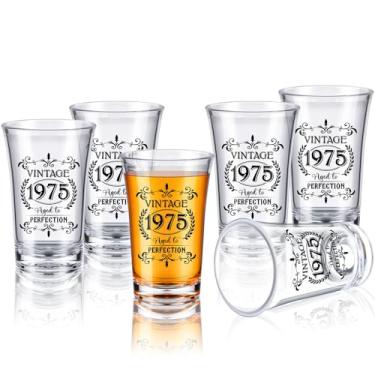 Imagem de Sliner Pacote com 48 copos de shot de aniversário a granel, lembrancinhas de festa de aniversário vintage de plástico de 40/50/60 a anos, presente de decoração de aniversário (Vintage 1975)