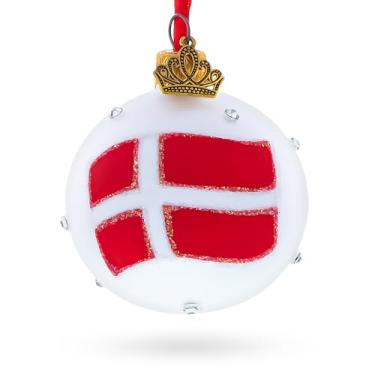 Imagem de Bandeira dinamarquesa e escrita "Dinamarca" com detalhes de cristal em bola de vidro branco fosco enfeite de Natal