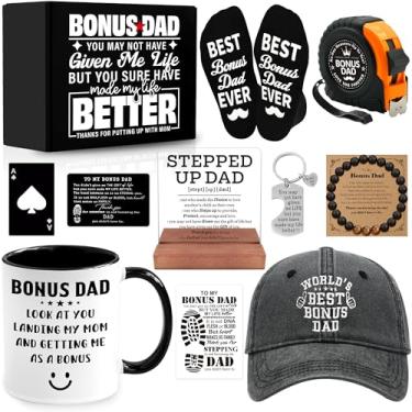 Imagem de NVTROVI Presente de 11 peças para padrasto com copo de cerâmica de 325 ml, placa de mesa de acrílico, chapéu, meias, fita métrica, presentes de Natal, presentes bônus para pai, presente de aniversário