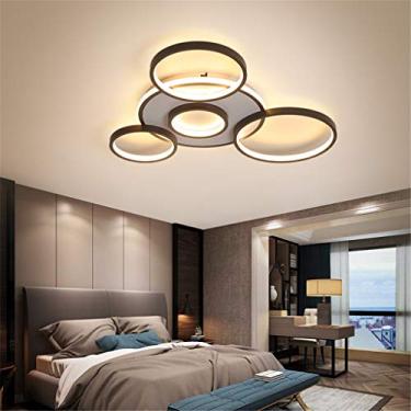 Imagem de Luminária de teto moderna de LED, grande, para sala de estar, com regulagem de intensidade e controle remoto. Possui cúpula de metal e acrílico, design com 5 anéis, ideal para quarto, sala d