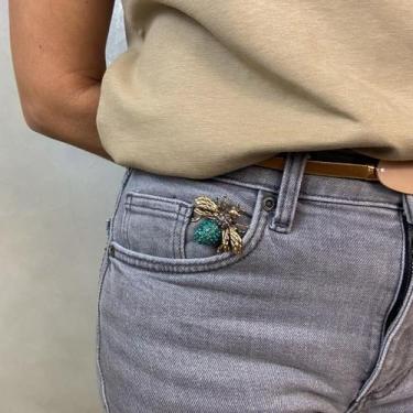 Imagem de Broche Abelha Dourada Strass Verde e Grafite - Camila Vanni