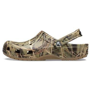 Imagem de Sandália Crocs masculina e feminina clássica Realtree | Sapato casual confortável sem cadarço | Leve, Caqui, 8 Women/6 Men