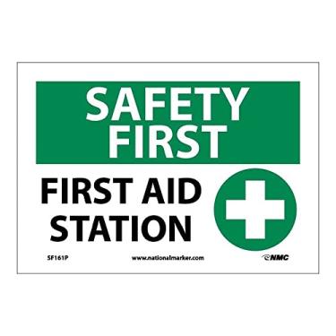 Imagem de National Marker SF161PB Placa "Safety First, First Aid Station" com gráfico, vinil PS, 25,4 x 35,5 cm