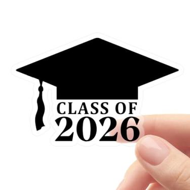 Imagem de Pacote com 50 adesivos de chapéu de formatura Class of 2026 – Etiquetas de vinil preto para convites, envelopes, copos e lembrancinhas de festa – 2 x 1,26 polegadas Class of 2026 adesivos