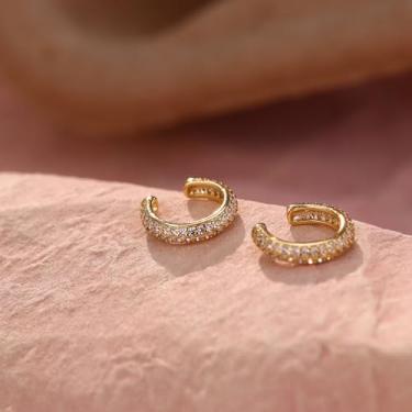 Imagem de Brincos de orelha redondos brilhantes de zircônia cúbica banhada a ouro 18K, brincos de ouro não perfurados, brincos de cartilagem com clipe