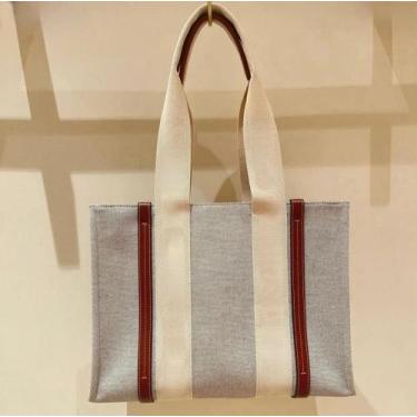 Imagem de Bolsa na cor creme, detalhes de listras, bolsa maravilhosa, super eleg
