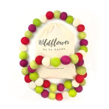 Imagem de Wildflower by hu hands Guirlanda de bolas de feltro de lã de Natal nas cores verde, vermelho e branco | Guirlanda de pompom artesanal para árvore, manto, faixa e decoração | 2,5 m de comprimento, 50 bolas de feltro | Bolsa de musselina