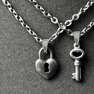 Imagem de 2 colares elegantes com pingente de prata de aço inoxidável estilo hip-hop em forma de coração, perfeitos para casais, presentes do dia a dia, encontros e atividades ao ar livre.