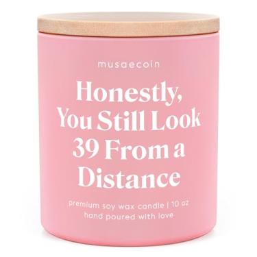 Imagem de musaecoin Presentes de aniversário de 40 anos para mulheres, decorações engraçadas de 40 anos, ideias de presente de 40 anos para sua melhor amiga irmã mãe esposa - Vela perfumada de lavanda feita à