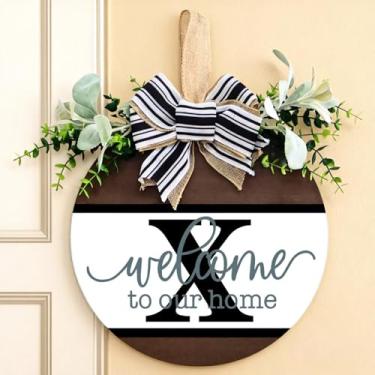 Imagem de Guirlanda personalizada para porta da frente com inicial familiar (A-Z) - placa de boas-vindas de madeira de 30 cm, guirlanda de eucalipto e cabide rústico de serapilheira | Decoração de varanda de