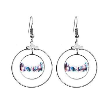 Imagem de Brincos de argola pendurados em aquarela com arranha-céus de construção moderna