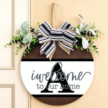 Imagem de Guirlanda personalizada para porta da frente com inicial familiar (A-Z) - placa de boas-vindas de madeira de 30 cm, guirlanda de eucalipto e cabide rústico de serapilheira | Decoração de varanda de