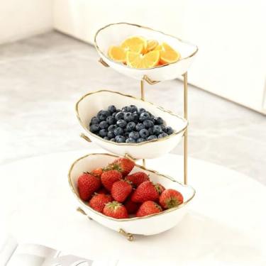 Imagem de Afeyibu Tigelas de frutas de 3 camadas para balcão de cozinha, tigela branca de cerâmica com suporte de metal dourado, cesta de frutas de 3 camadas para frutas, lanches, bolos, nozes, armazenamento de