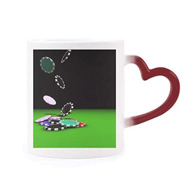 Imagem de Caneca com foto sensível ao calor com fichas dispersas para jogos de azar, copo de grés que muda de cor vermelha