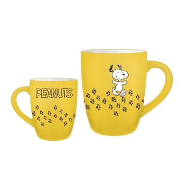 Imagem de Silver Buffalo Peanuts Snoopy Paw Print Trail Soft Touch Caneca de cerâmica curva jumbo de 740 ml