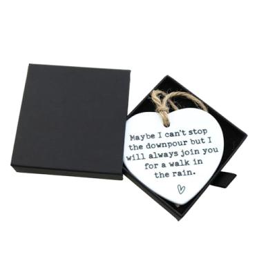 Imagem de LUORNG Placa memorial Maybe I Can't Stop The Downpour - Lembrança de coração de cerâmica para pendurar placa da amizade, artesanato para melhor amiga/irmã, presente de tempos difíceis, decoração de