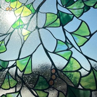 Imagem de ChicSkin Película original para janela de vitral desenhada à mão, película estática de vidro texturizado de privacidade para banheiro, janela de sacada de cozinha, porta frontal de vidro, gingko verde