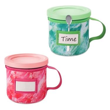 Imagem de 2 peças de mangas de neoprene para sorvete, impressões tie-dye reutilizáveis com isolamento térmico para canecas de sorvete Ninja Creami com alça de suporte de colher e slot para placa de nome (473 ml