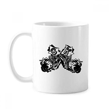 Imagem de Caneca preta de cerâmica para motoqueiro com estampa de motociclista
