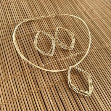 Imagem de Conjunto colar rígido e brincos com pingente formato orgânico elegante - banhado a ouro