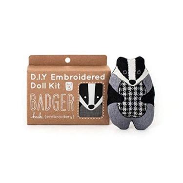Imagem de Kiriki Press Kit de boneca de bordado DIY - Kits de bordado de iniciantes a avançados para adultos e adolescentes (3 níveis de habilidade) | Kit de bordado animal - Padrão impresso em tela (Badger)