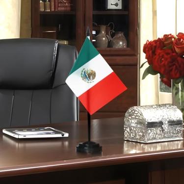 Imagem de Conjunto de bandeiras de mesa de luxo do México - Bandeira mexicana em miniatura de 15 x 10 cm com mastro sólido de 30 cm - Cor vívida e resistente ao desbotamento - Base preta e topo de lança