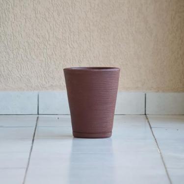 Imagem de Vaso de Planta Decorativo Coluna Cone Redonda 28x23 Escovada Textura com Prato em Polietileno (Marrom)