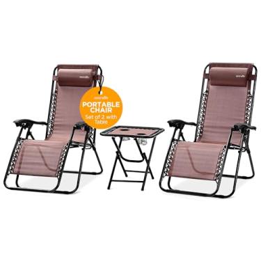 Imagem de SereneLife Conjunto de 2 cadeiras de gravidade zero com mesa lateral dobrável – reclináveis ao ar livre com porta-copos e travesseiros – conjunto de 2 cadeiras de pátio portáteis para acampamento