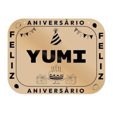 Imagem de Placa Feliz Aniversário Yumi em MDF, 19x14 cm, com 2 Furos para Pendurar