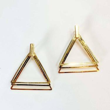 Imagem de Brinco Triângulo Tridimensional - Banhado em Ouro 18k