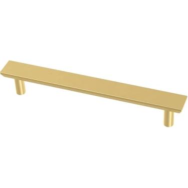 Imagem de O puxador chanfrado simples da Franklin Brass é a maneira perfeita de adicionar um elemento casual, mas atualizado, a qualquer armário ou gaveta. Com linhas retas e um detalhe chanfrado simples, ele traz um ar de sofisticação descontraída a qualquer projeto. O sofisticado latão escovado funciona bem