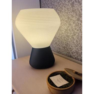 Imagem de Luminária de Mesa Arqora, Design Moderno, Base Preta com Difusor Texturizado, Luz Aconchegante (Cúpula Branca/Base Azul)