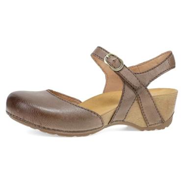 Imagem de Dansko Sandália feminina Tiffani Wedge – Palmilha acolchoada e contornada para conforto e suporte o dia todo – Alça de velcro com detalhe de fivela – Sola de borracha leve, Marrom, 6.5-7