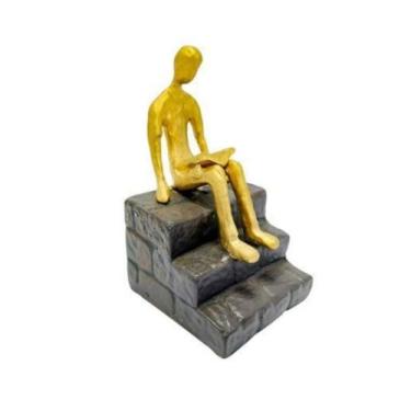 Imagem de Escultura Enfeite Homem Dourado na Escada Lendo Livro Luxo - LUXdécor