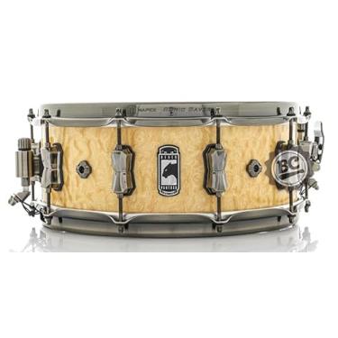 Imagem de Caixa Mapex Black Panther Pegasus 14x5,5 casco híbrido em Maple e Walnut aros Sonic Saver BPNMW4550