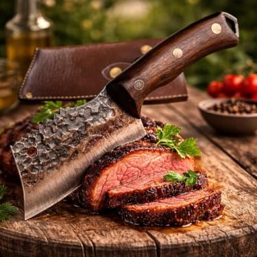 Imagem de Cutelo Faca Facão Chef Açougueiro Artesanal Sérvio em Aço Inox Forjado, Lâmina Martelada, Cabo de Madeira Rústico com Bainha de Couro para Churrasco e Cozinha Profissional