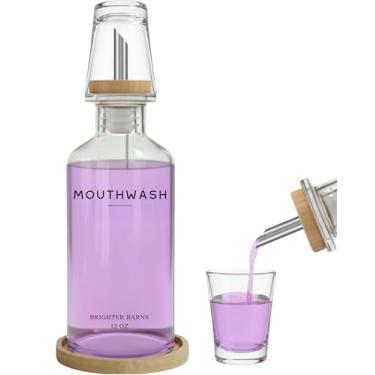 Imagem de Dispensador de enxaguante bucal de vidro para banheiro da Brighter Barns - Recipiente de enxaguante bucal recarregável com copo de vidro e bandeja de bambu - Dispensadores de lavagem bucal para pia de