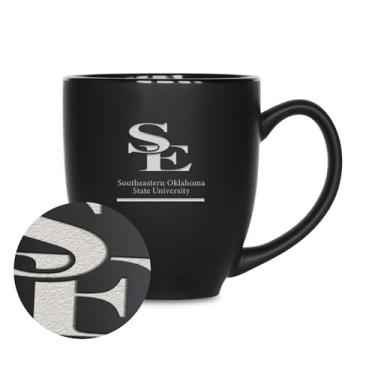 Imagem de Rico Industries NCAA Southeastern Oklahoma State Savage Storm 425 g Caneca de cerâmica preta fosca gravada a laser - para bebidas quentes ou frias
