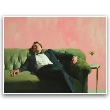 Imagem de Pôster de arte de parede vintage Moody, homem no sofá verde com pintura a óleo tonal suave Martini, carrinho de bar relaxante e decoração de parede de cozinha, presente de arte vintage estética 30,5 x