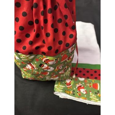 Imagem de Porta Panetone Artesanal Natalino, Tecido com Estampa de Natal, Vermelho com Poás Pretos e Verde, Inclui Pano de Prato