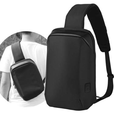 Imagem de Mochila Transversal Premium Em Couro Sintético Com Compartimento Para Tablet - Preta E Estilosa