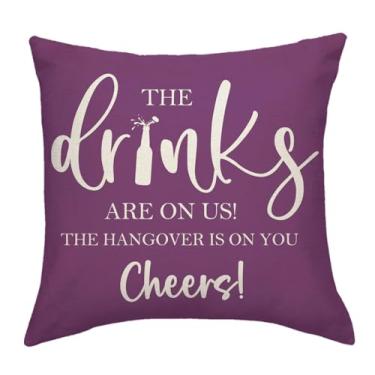 Imagem de JAERUE Capa de almofada divertida com tema de álcool The Drinks are On Us Capa de almofada bem-humorada com citação de bebida 45 × 45 cm para bar em casa, caverna masculina, sala de estar, presente
