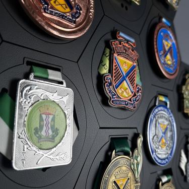 Imagem de Porta Medalhas Hexagonal para suas conquistas Suporte de medalhas para corrida mountain bike futebol premiação esportes