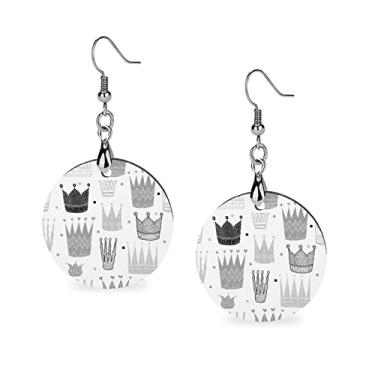 Imagem de Brincos redondos leves e redondos com coroas de princesa em madeira branca e cinza preto sem costura