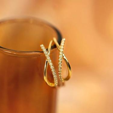 Imagem de Brincos femininos chiques de argola em forma de cruz dourada com pedra de zircônia cúbica deslumbrante, One, Metal, Zircônia cúbica