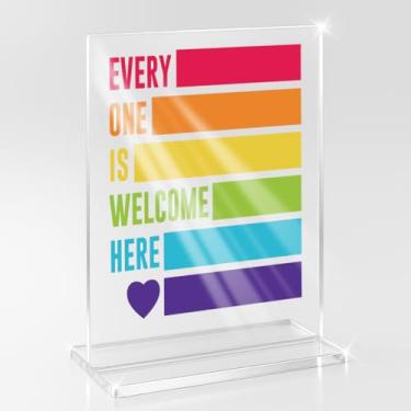 Imagem de Presentes engraçados de orgulho de diversidade para mulheres homens LGBTQ Gay Everyone Is Welcome Here Placa de mesa decoração de escritório casa cozinha casa sala de aula prateleira decoração de mesa