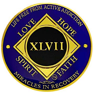 Imagem de Simply Minimal Medalhão banhado a ouro de 47 anos, moeda de recuperação de metal, token NA, chip de recuperação de narcóticos anônimos, presente de recuperação NA (cores roxa e dourada)