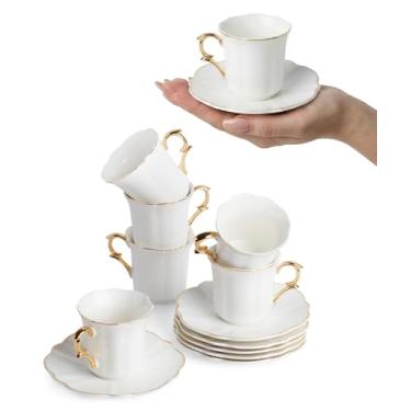 Imagem de Brew To A Tea Conjunto de 6 xícaras de café expresso brancas com pires, conjunto de 6 xícaras de café turco de porcelana com design de acabamento dourado e caixa de presente, lavável na lava-louças