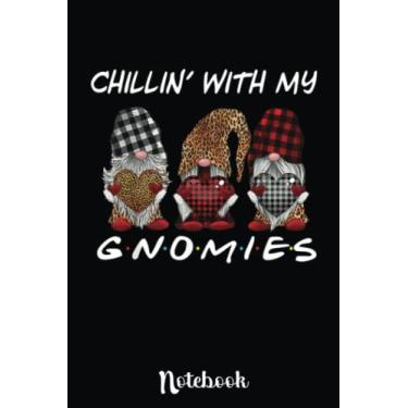 Imagem de Chilling With My Gnomies Funny Three Gnomies Holding Hearts: Cute Valentine's Day Notebook, Great Gift for Boyfriend, Girlfriend, Best Friend, Wife, Husband, Men, Women